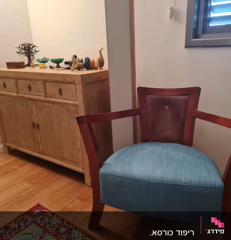 ריפוד כורסא- נקי, אסתטי. יצא מושלם.